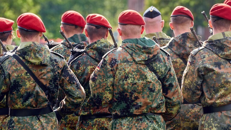 Eine Gruppe von Soldaten der Deutschen Bundeswehr in Tarnuniformen stehen in Formation mit Gewehr Bewaffnet bei einem Militär Appell