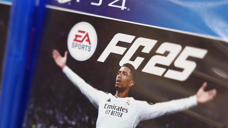 Ein Foto von dem Videospiel EA Sports FC 25 mit einem Fußballer, der ein Emirates-Trikot trägt.