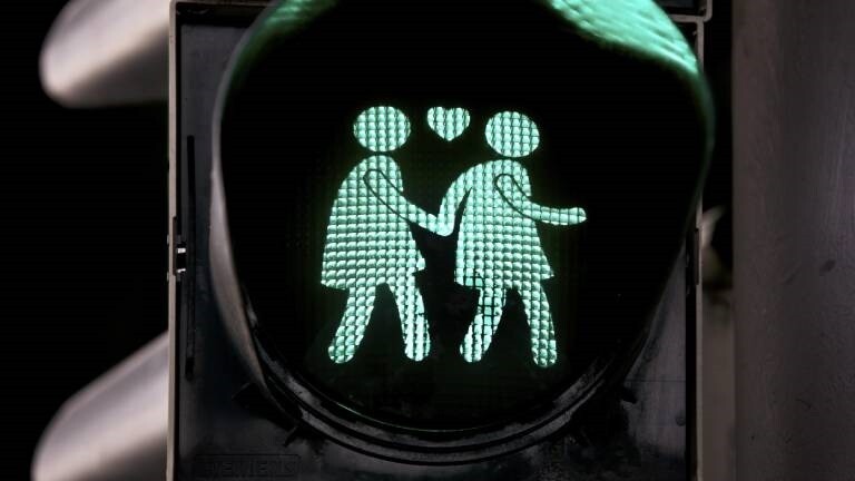 Grüne Fußgängerampel mit zwei Frauen und einem Herz in der Mitte