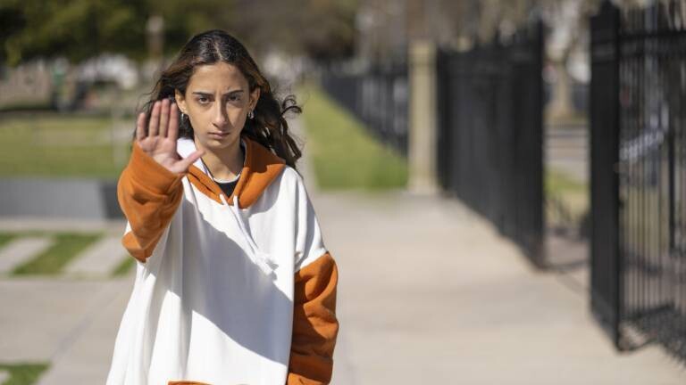 Junge Frau, die mit ihrer Hand Nein sagt