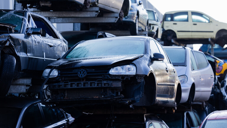 Autos aufgeldaen auf einen Transportzug.