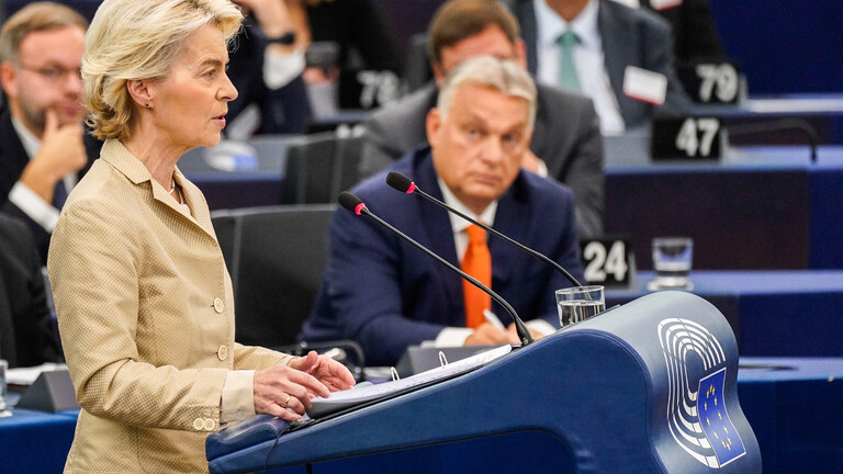 Im EU-Parlament hält Kommissionspräsidentin Ursula von der Leyen eine Rede. Im Hintergrund ist Viktor Orbán zu sehen.