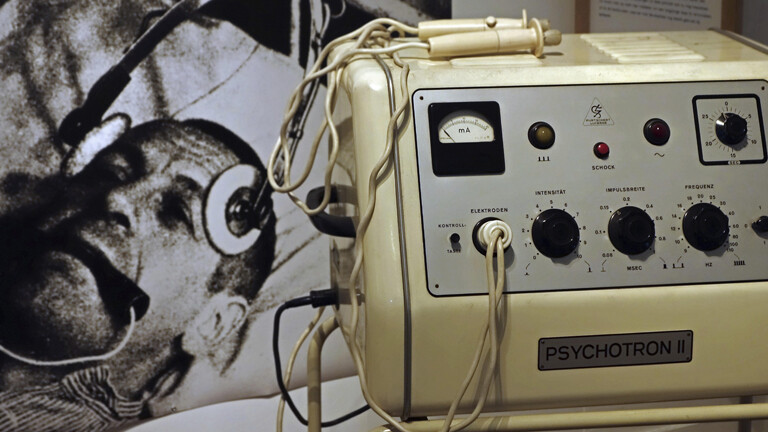 Psychotron II für die Elektroschocktherapie, Elektrokonvulsionstherapie, ECT im Dr. Guislain Museum über die Geschichte der Psychiatrie, Gent, Belgien, Europa