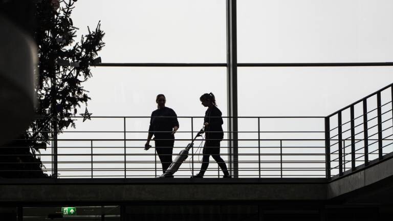 Frau geht mit Staubsauger durch den Bundestag (11.12.2024)
