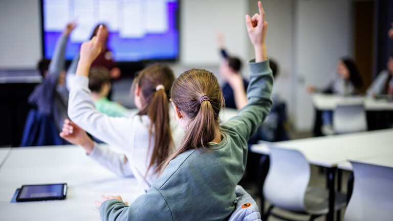 Schüler einer siebten Klasse melden sich in einem Klassenraum am Oskar-Maria-Graf-Gymnasium in Neufahrn in einer Unterrichtsstunde im Fach Mathe.