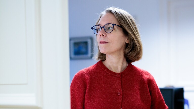 Anne Brorhilker steht in der Tür der Büroräume von Bürgerbewegung Finanzwende e.V. (19.12.2024)
