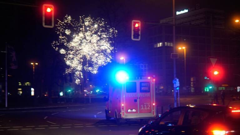 Rettungswagen am Ernst-Reuter-Platz in der Silvesternacht.