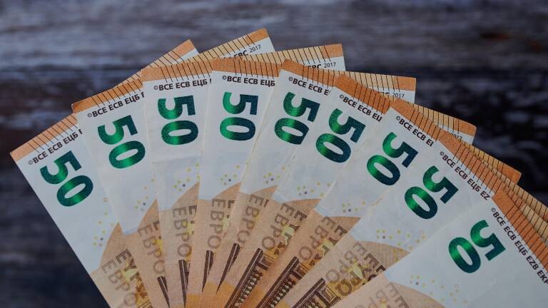 50-Euro-Banknoten in Fächerform arrangiert
