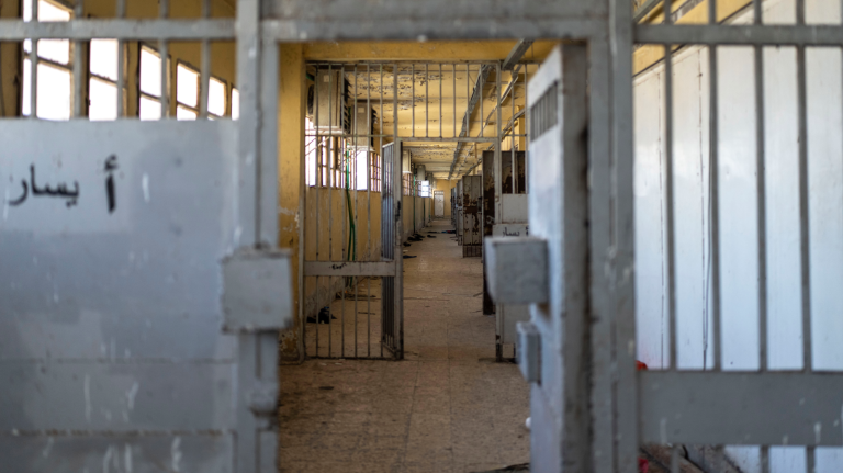 Das Bild zeigt einen Gang zu Gefängniszellen im Gefängnis Saidnaya in Damaskus.