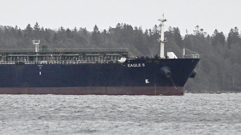 Der Öltanker Eagle S steht im Verdacht, die finnisch-estnische Stromverbindung Estlink 2 gestört zu haben, und es besteht der Verdacht, dass der Tanker Teil der sogenannten russischen Schattenflotte ist.