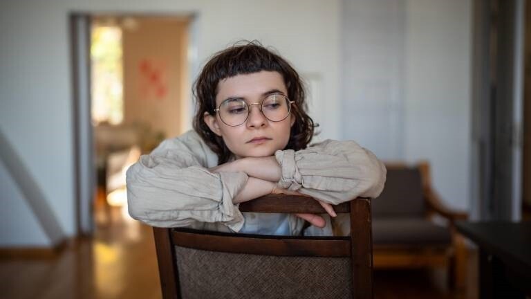 Eine Frau schaut traurig zur Seite