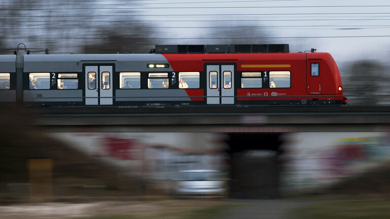 Eine S-Bahn der Deutsche Bahn fährt auf einem Bahndamm zwischen Köln und Aachen.
