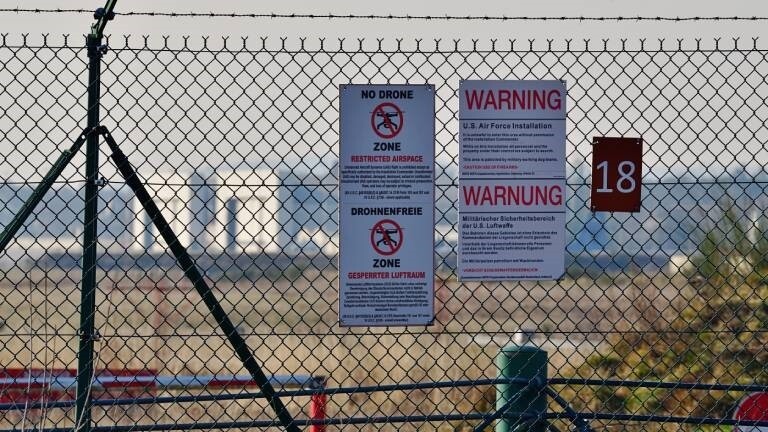 Ein Zaun am Gelände der US-amerikanischen Luftwaffenbasis Ramstein weist auf ein Verbot für Drohnen hin und warnt vor den Konsequenzen bei Missachtung