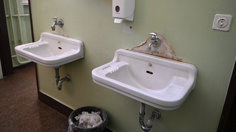 Waschbecken in Schultoilette: alt, verrotet, eklig