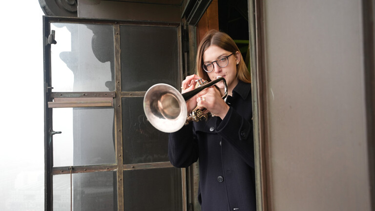 Neele Fokken, neue Türmerin am Hamburger Michel, spielt den Türmer-Choral auf dem Türmerboden der Hauptkirche St. Michaelis.