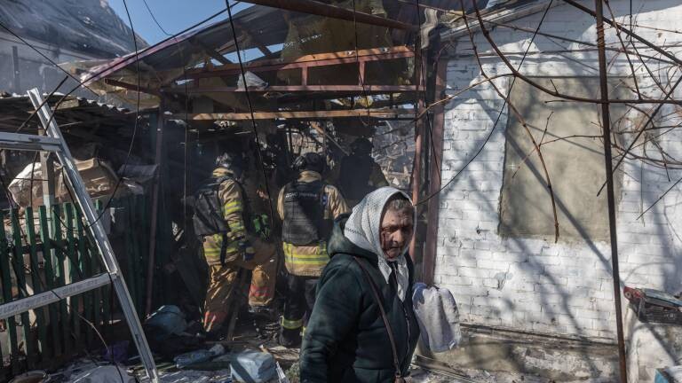 Eine verletzte Frau geht an einem zerstörten Haus in der ukrainischen Stadt Kostjantyniwka vorbei (21.2.2025)