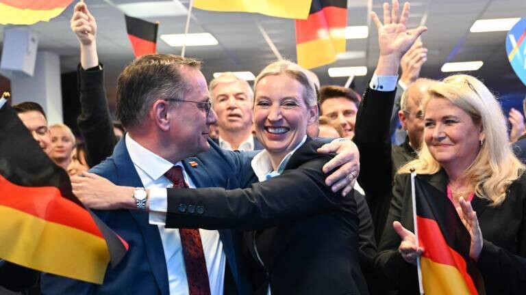 Alice Weidel, Bundesvorsitzende und Kanzlerkandidatin der AfD, und Tino Chrupalla, AfD-Bundesvorsitzender, reagieren bei der Wahlparty der AFD in der AfD Bundesgeschäftsstelle nach der vorgezogenen Bundestagswahl 2025
