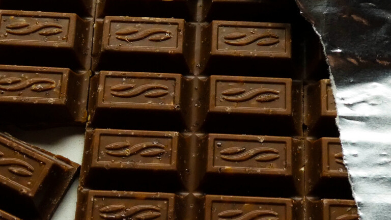 Zartbitterschokolade mit Alufolie