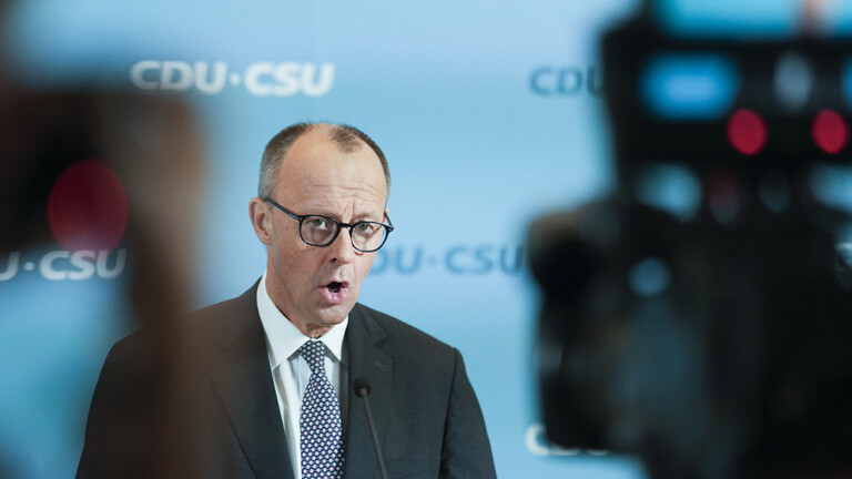 Friedrich Merz, Vorsitzender der CDU, spricht zu den Medien vor einer Fraktionssitzung im Bundestag in Berlin, Deutschland, Dienstag, 25. Februar 2025.