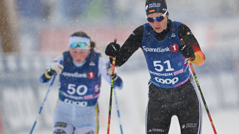 Die Sportlerinnen Ellen Westerlund (l) aus Schweden und Kathrin Marchand aus Deutschland beim Langlauf.