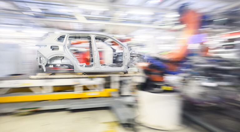 Roboter montieren im VW Stammwerk im Karosseriebau Neuwagen Volkswagen Tiguan (Aufnahme mit langer Verschlusszeit).