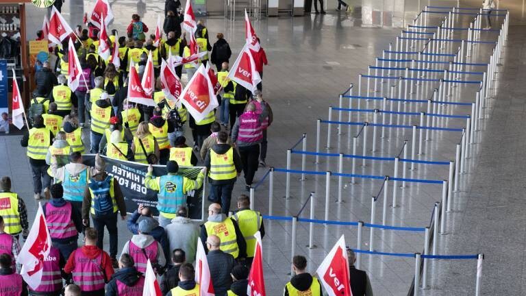 Verdi-Mitglieder ziehen beim Warnstreik in einem Protestzug durch das Terminal 1 im Flughafen Frankfurt(10.3.2025)