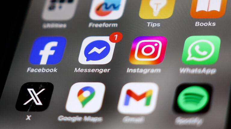 Die Symbole von Apps wie Instagram, Facebook und Gmail auf einem Smartphone