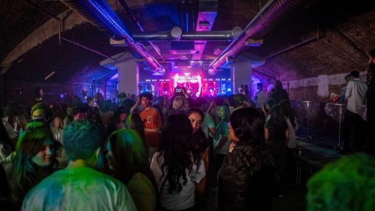 Mehrere Menschen beim Feiern im Club