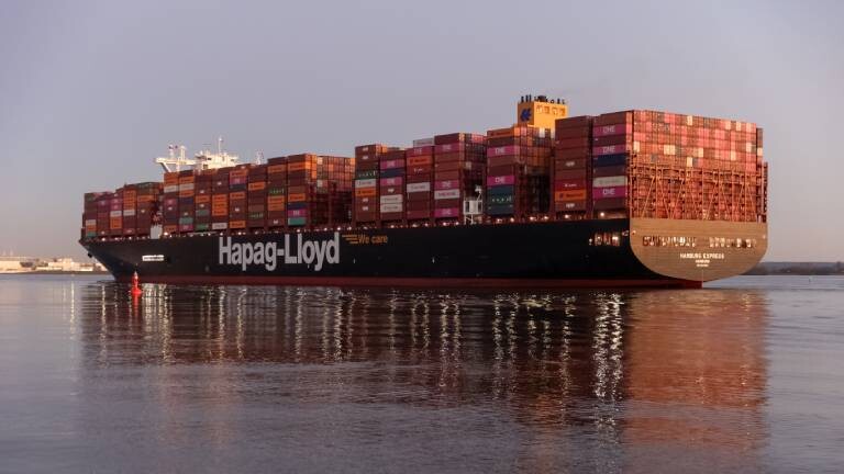 Das Hapag-Lloyd-Containerschiff "Hamburg Express" kommt im Hamburger Hafen an