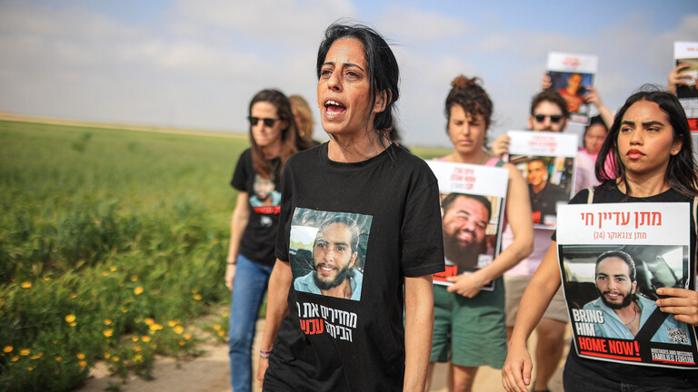 Einav Zangauker und Unterstützer demonstrieren für die Freilassung der israelischen Geiseln, die die Hamas am 7. Oktober 2023 verschleppt hat.