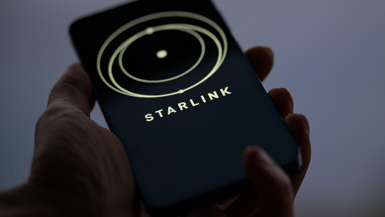 Auf dem Bildschirm eines Smartphones ist das Logo des Satelliteninternets "Starlink" zu sehen
