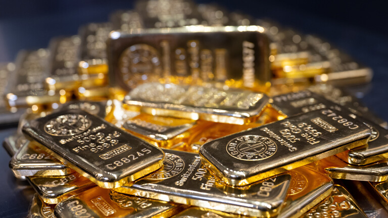 Goldbarren in unterschiedlicher Größe liegen beim Edelmetallhändler Pro Aurum in einem Tresor auf einem Tisch.