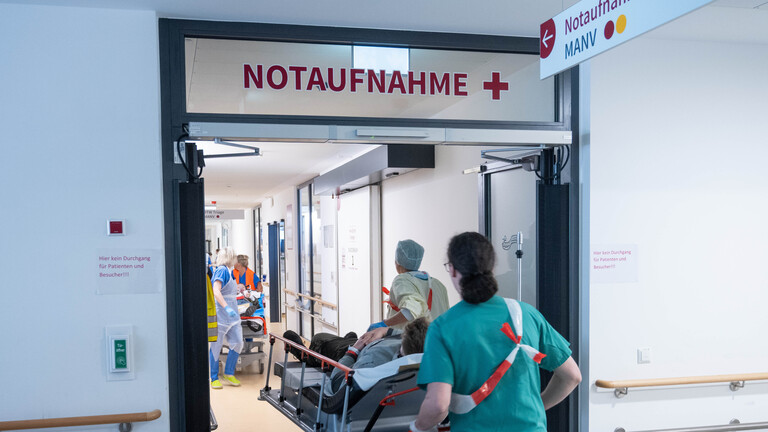 Simulation an der Rostocker Universitätsmedizin: Pflegekräfte und Ärzteteams  schieben einen Patienten auf einer Liege in die Notaufnahme (05.04.2025)