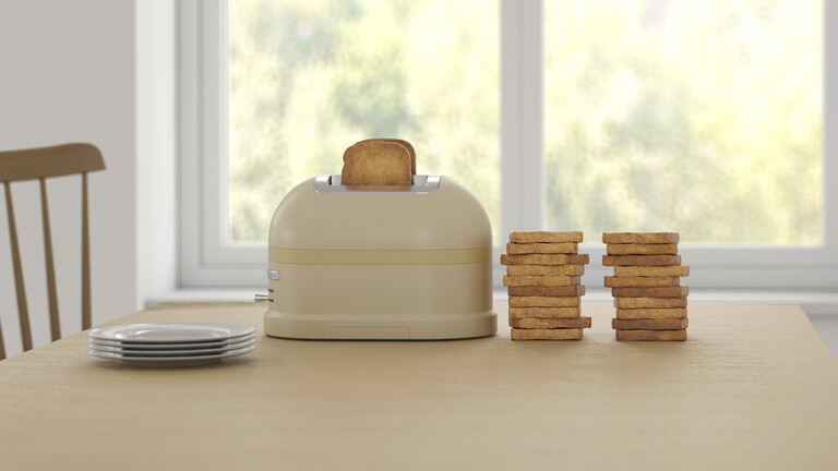 Toaster mit Toastbrot steht auf einem Tisch, daneben liegen zwei Stapel Toastbrot