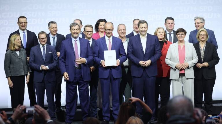 Friedrich Merz, Vorsitzender der CDU/CSU-Fraktion, Markus Söder (CSU), Lars Klingbeil und Saskia Esken (SPD) nehmen an der Unterzeichnung des Koalitionsvertrages zwischen CDU/CSU und SPD im Gasometer Schöneberg in Berlin, Deutschland, am 5. Mai 2025 teil.