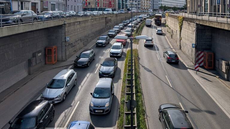Auf einer zentralen Umgehungsstraße in München, die von Hochstraßen gesäumt ist, staut sich der Verkehr.