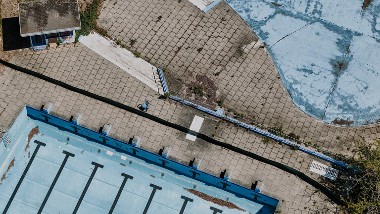 Marodes Schwimmbad in Luftaufnahme