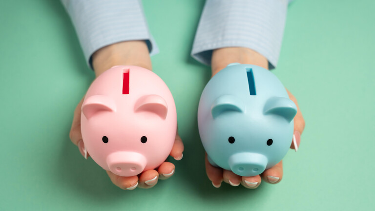 Symbolbild Gender Pay Gap: Sparschweinchen in rosa und blau