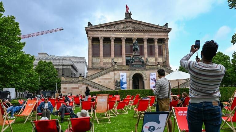 Liegestühle stehen vor der Alten Nationalgalerie in Berlin anlässlich des Jubiläums "200 Jahre Museumsinsel Berlin“