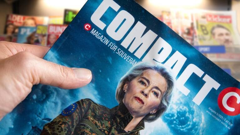 (Fotomontage) Nahaufnahme vom Compact-Magazin mit Ursula von der Leyen in Militäruniform auf dem Cover