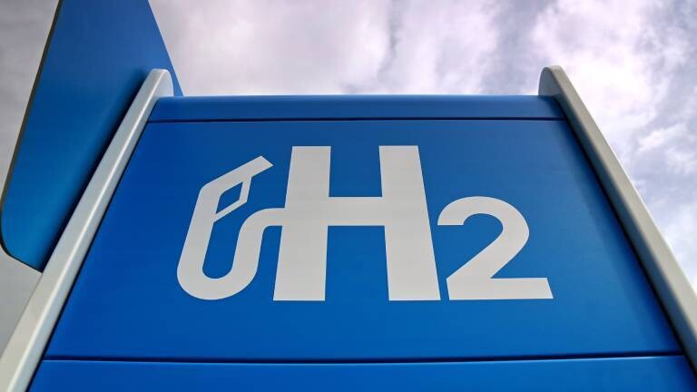 H2-Logo auf Wasserstoff-Zapfsäule