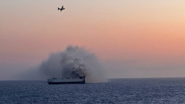 Auf diesem vom US-Küstenwachdienst bereitgestellten Foto steigt Rauch vom Frachtschiff Morning Midas auf, etwa 300 Meilen südlich von Adak, Alaska, am 3. Juni 2025.