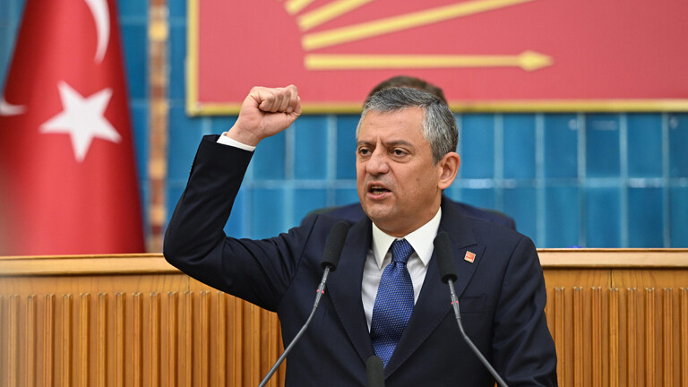 Der Vorsitzende der Republikanischen Volkspartei (CHP) Özgur Özel nimmt an der Fraktionssitzung seiner Partei in der Großen Nationalversammlung der Türkei teil (Ankara, Türkei, 17. Juni 2025)