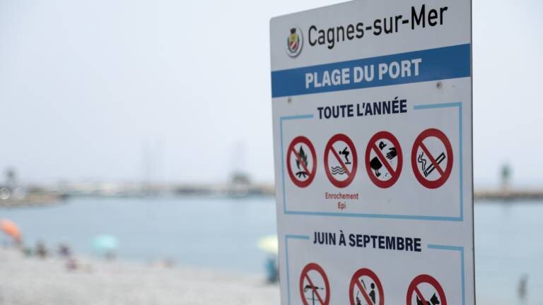 Rauchverbotsschild am Strand in Cagnes-sur-Mer, Frankreich (13.6.2025)
