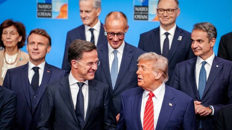 Frankreichs Präsident Emmanuel Macron (l-r), Mark Rutte, Generalsekretär der Nato, Bundeskanzler Friedrich Merz (CDU), US-Präsident Donald Trump und Kyriakos Mitsotakis, Ministerpräsident von Griechenland, stehen beim Nato-Gipfel für das Gruppenfoto zusammen.