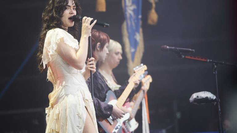 Abigail Morris, Lizzie Mayland und Georgia Davies (von links nach rechts) von der Band The Last Dinner Party stehen beim Lollapalooza Festival Berlin im Olympiastadion auf der Bühne.