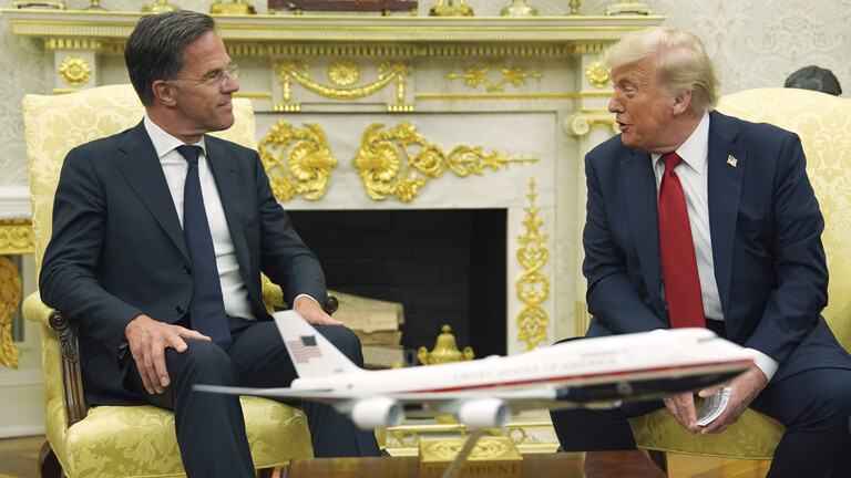 Mark Rutte neben Donald Trump. Flugzeugmodell im Vodergrund