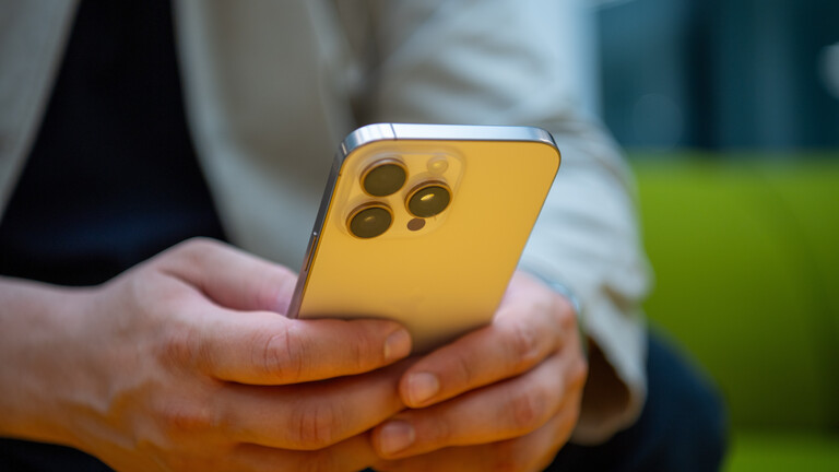 Ein Mann hält ein Smartphone in den Händen