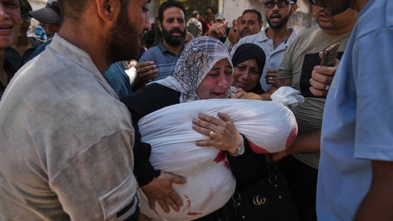 Eine Mutter trauert um ihr Kind im Schifa-Krankenhaus in Gaza-Stadt, das bei dem Versuch getötet wurde, einen Hilfsgütertransport zu erreichen, der über den israelischen Grenzübergang Zikim im nördlichen Gazastreifen am 20. Juli 2025 fuhr.