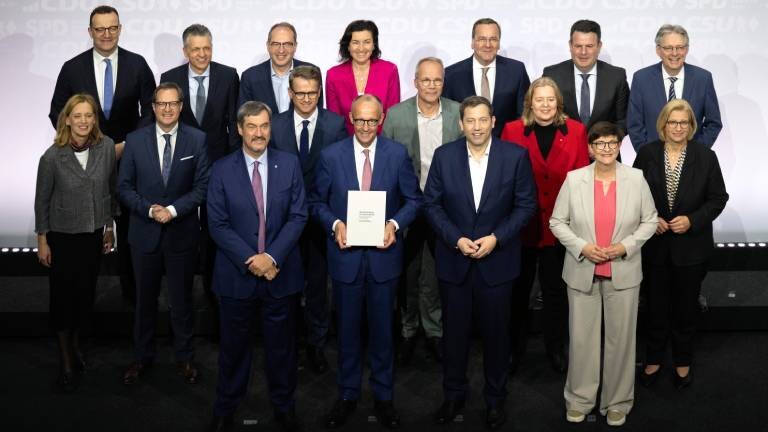Mitglieder der Koalition aus SPD/CDU und CSU in Berlin zu Beginn der Legislatur 2025.